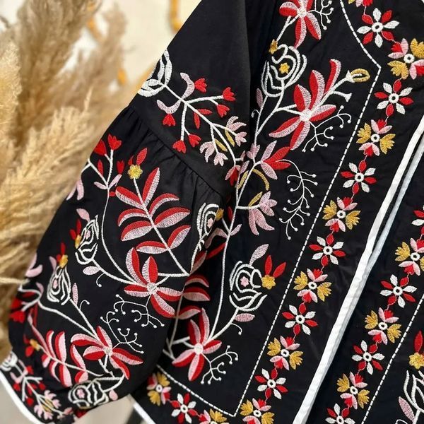 Жіночий вишитий жакет з акцентними рукавами чорного кольору S 502 фото