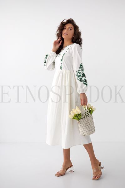 Біла сукня міді з зеленою вишивкою S 413 фото