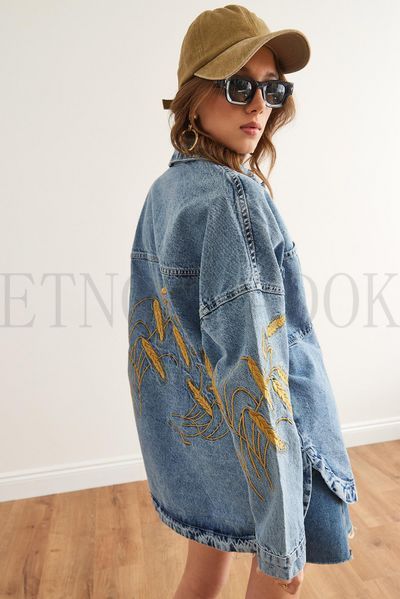 Джинсова куртка oversize з вишитими колосками синього кольору S 802 фото