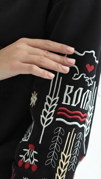 Жіночий вишитий світшот "Воля" чорний  S 705 фото