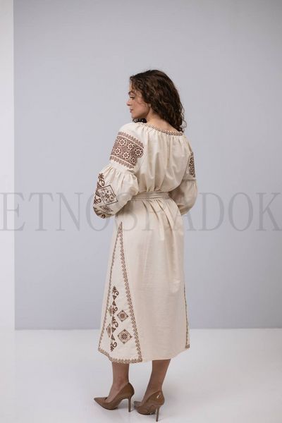 Сукня міді з вишитими коричневими ромбами бежевого кольору S 416 фото