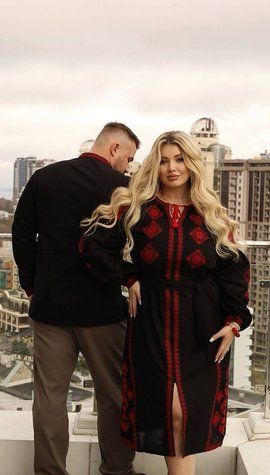 Сукня міді з вишитими червоними ромбами чорного кольору S 419 фото