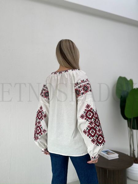 Жіноча вишиванка з червоною вишивкою S 105 фото