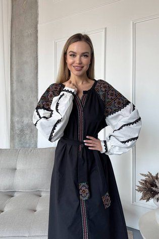Чорна сукня з контрастною вишивкою S 420 фото