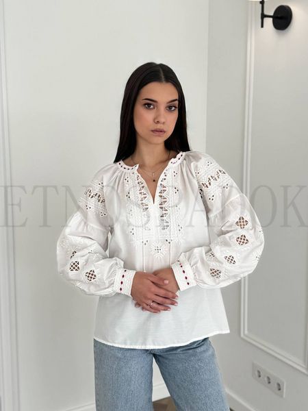 Біла вишита сорочка з акцентними рукавами S 109 фото