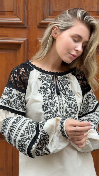 Жіноча вишиванка з мереживом та чорною вишивкою білого кольору S 145 фото