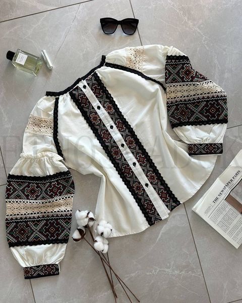 Парні вишиті сорочки з мереживними вставками на гудзиках. 915 фото